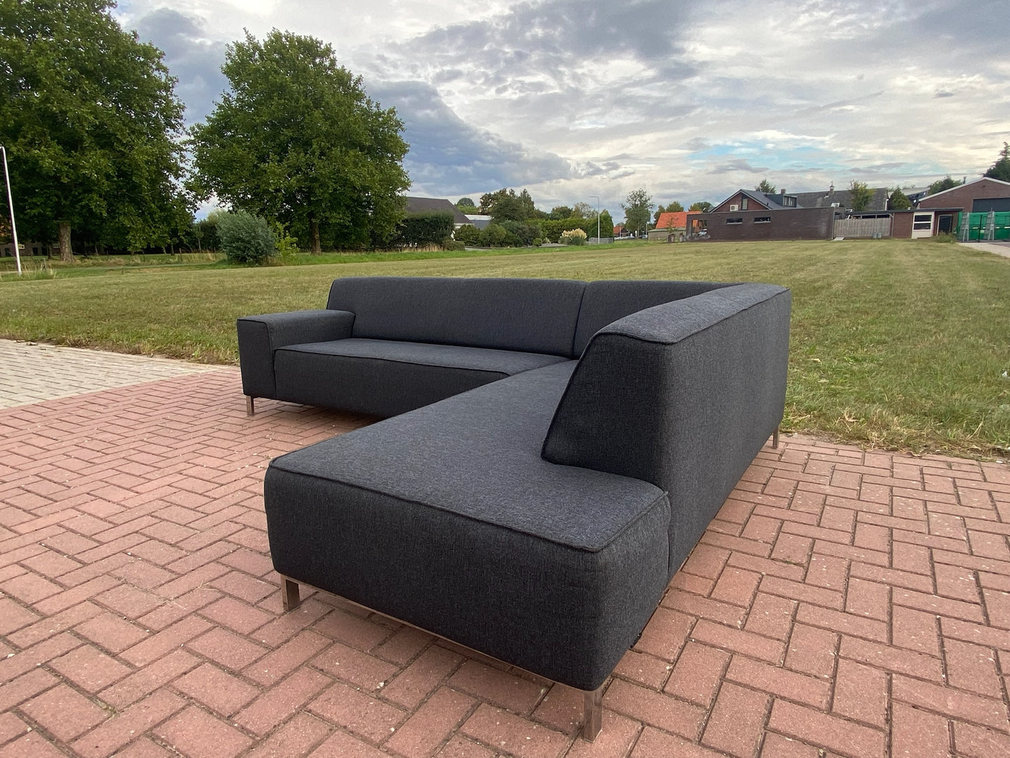 GRATIS LEVERING HEEL BENELUX + DACH Montel Donkergrijs Stoffen Hoekbank