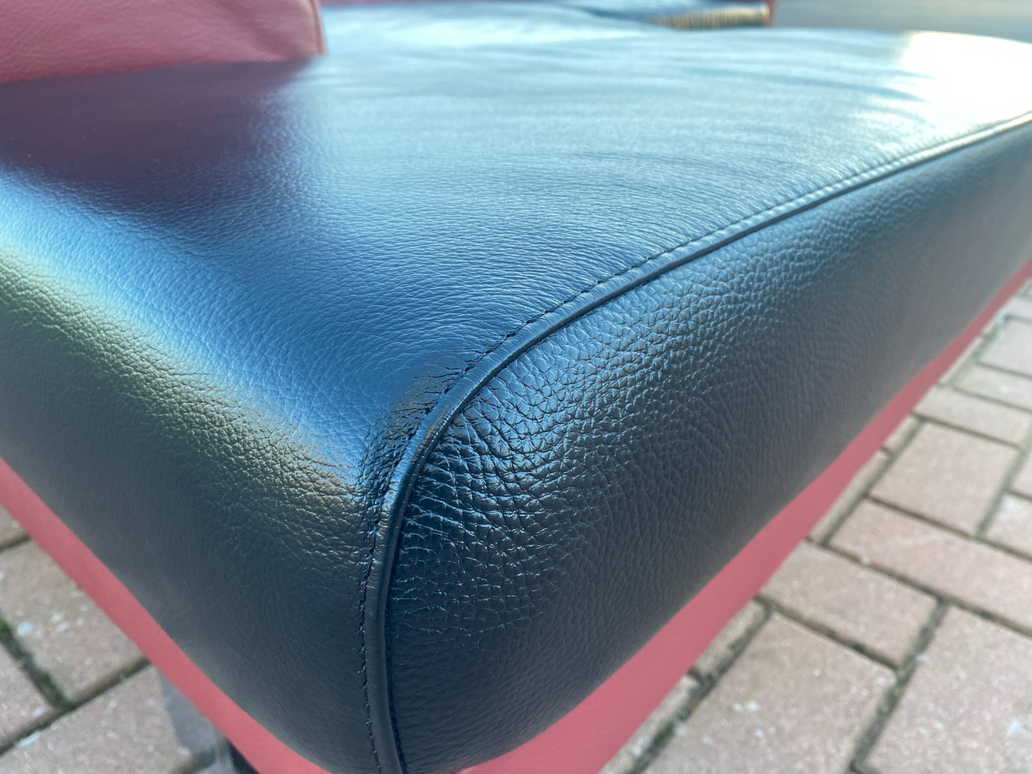Montèl Rood Zwart Leren Hoekbank–Echt Leer Statement Design–Gratis Levering