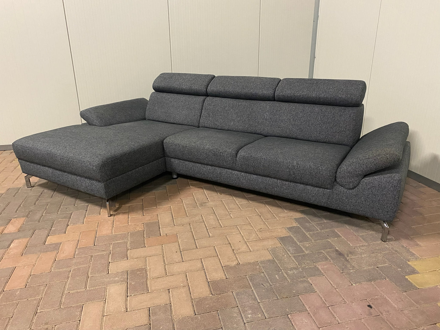 Montel Grijze Stoffen Hoekbank – Verstelbare Hoofd- en Armsteunen – Ruim & Comfortabel – Gratis Levering NL & BE