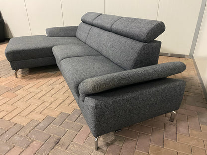 Montel Grijze Stoffen Hoekbank – Verstelbare Hoofd- en Armsteunen – Ruim & Comfortabel – Gratis Levering NL & BE