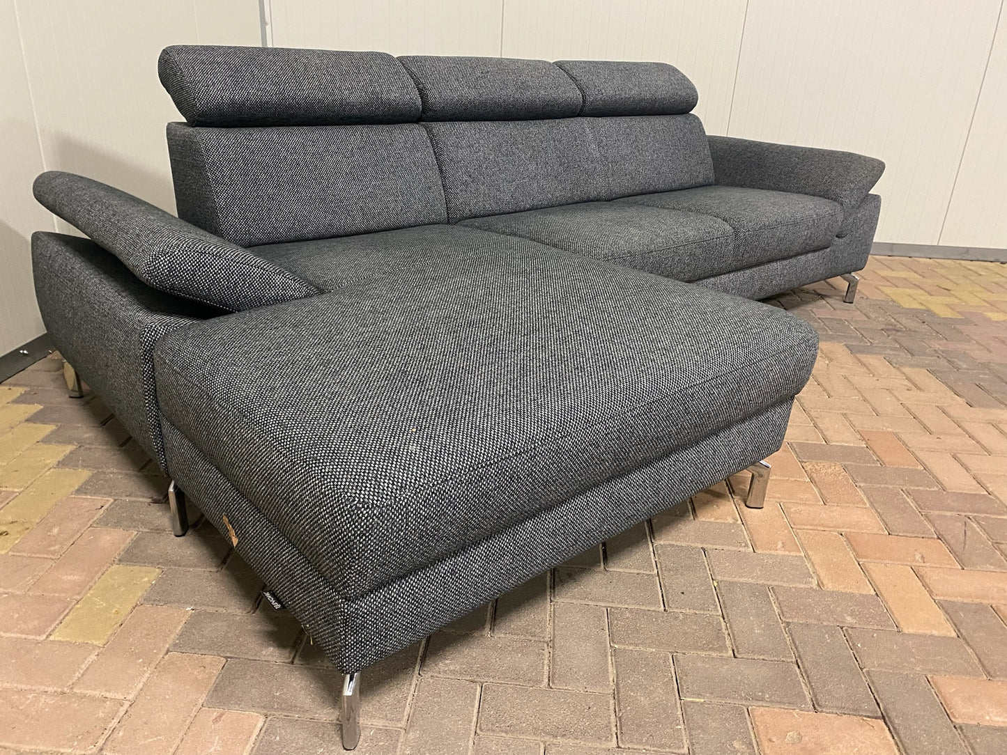 Montel Grijze Stoffen Hoekbank – Verstelbare Hoofd- en Armsteunen – Ruim & Comfortabel – Gratis Levering NL & BE