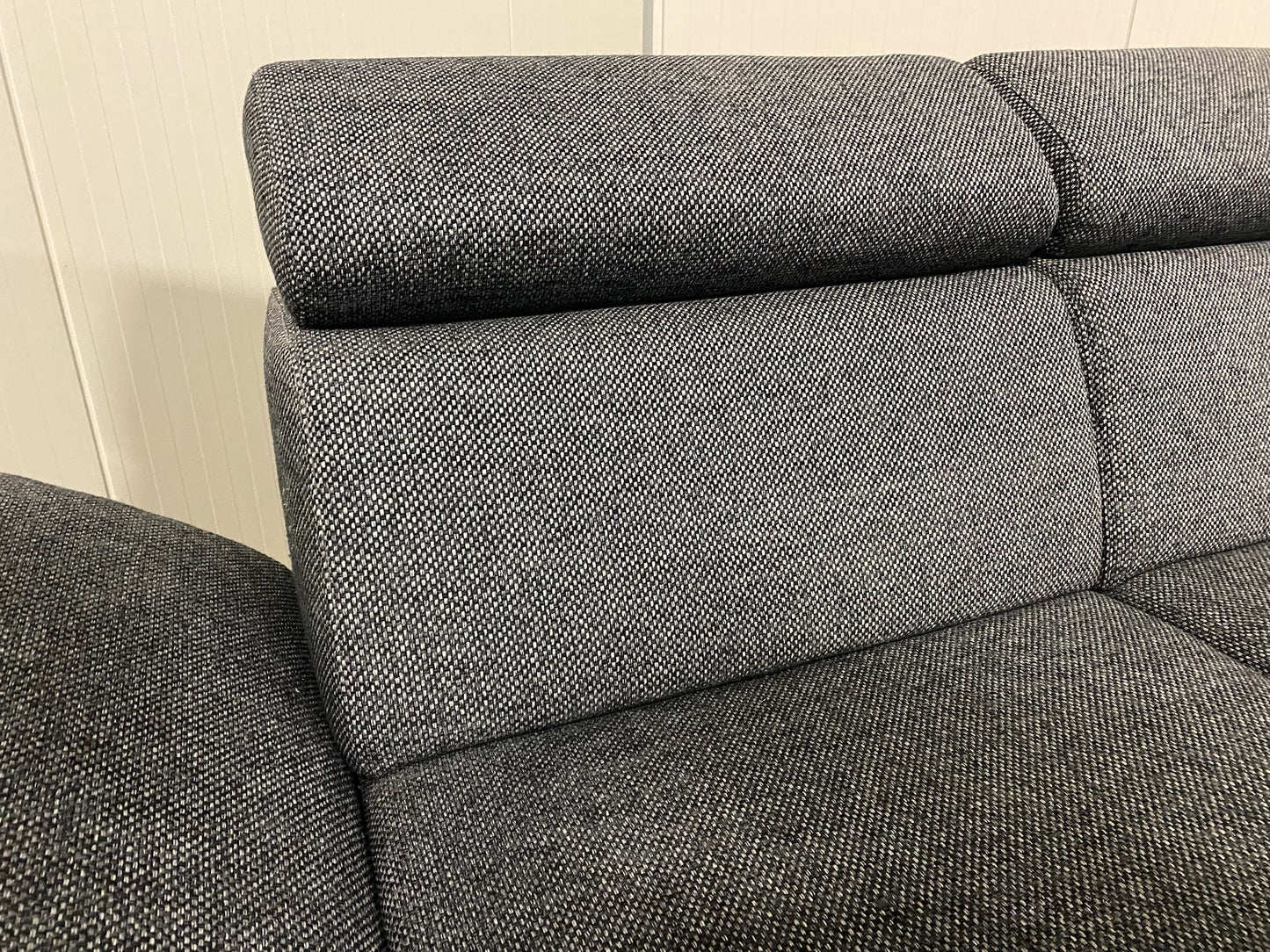 Montel Grijze Stoffen Hoekbank – Verstelbare Hoofd- en Armsteunen – Ruim & Comfortabel – Gratis Levering NL & BE