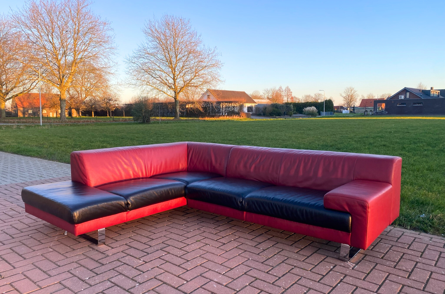 GRATIS LEVERING HEEL BENELUX + DACH Montel Hoekbank Van Echt Leer In Rood En Zwart