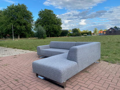 Moderne grijze stoffen hoekbank–Diep comfort–Ruime lounge–Gratis levering in NL & BE
