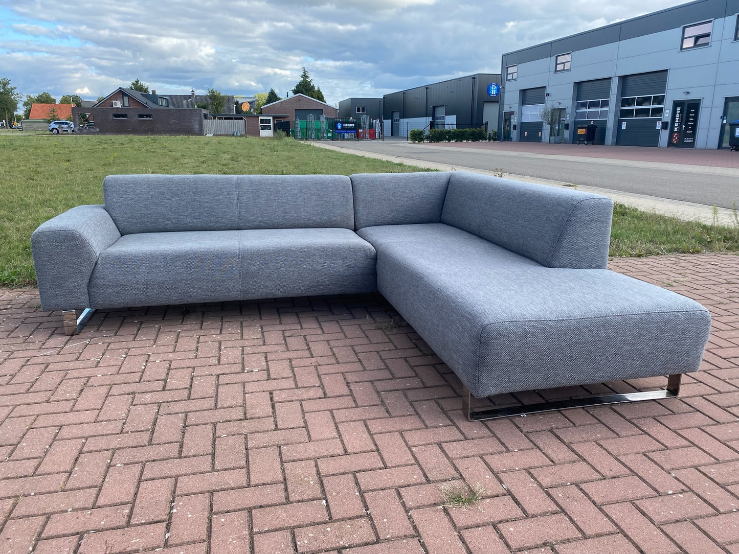 Moderne grijze stoffen hoekbank–Diep comfort–Ruime lounge–Gratis levering in NL & BE