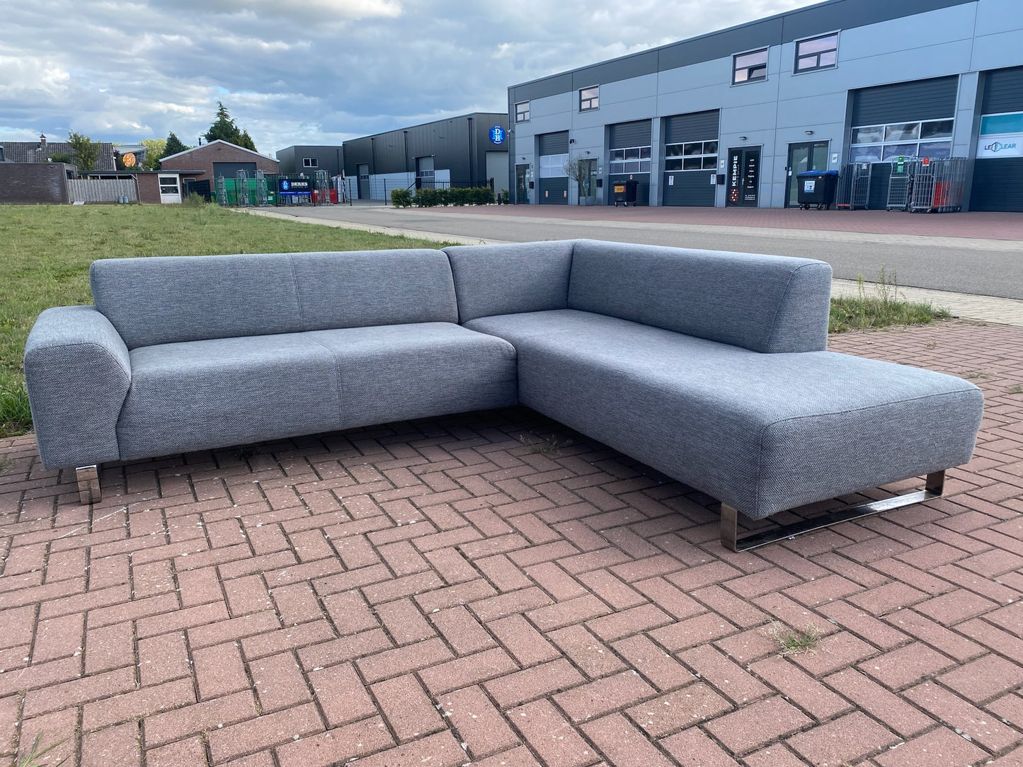 Moderne grijze stoffen hoekbank–Diep comfort–Ruime lounge–Gratis levering in NL & BE