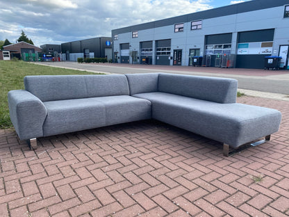 Moderne grijze stoffen hoekbank–Diep comfort–Ruime lounge–Gratis levering in NL & BE