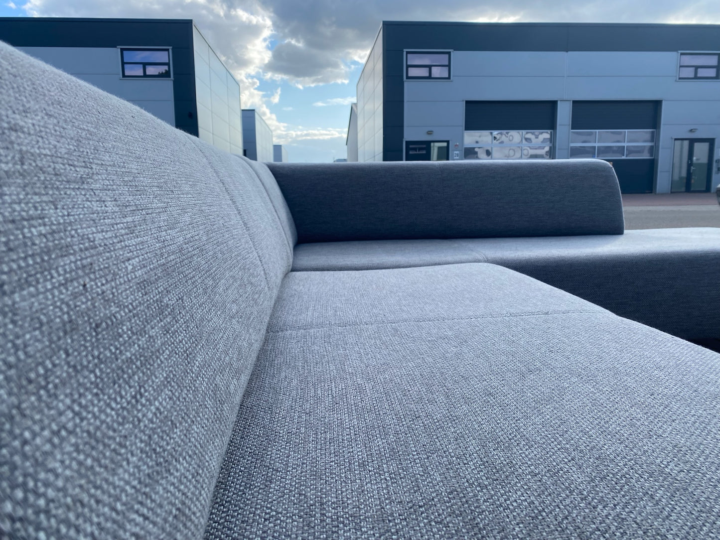 Moderne grijze stoffen hoekbank–Diep comfort–Ruime lounge–Gratis levering in NL & BE