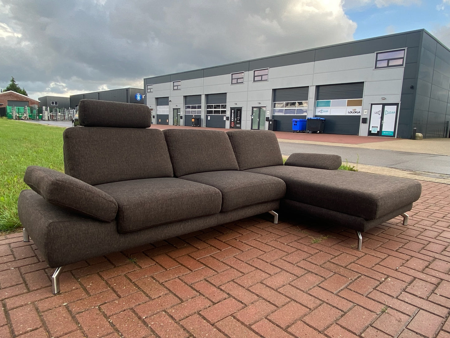 GRATIS LEVERING HEEL BENELUX + DACH Henders & Hazel Donkerbruine Stoffen Hoekbank