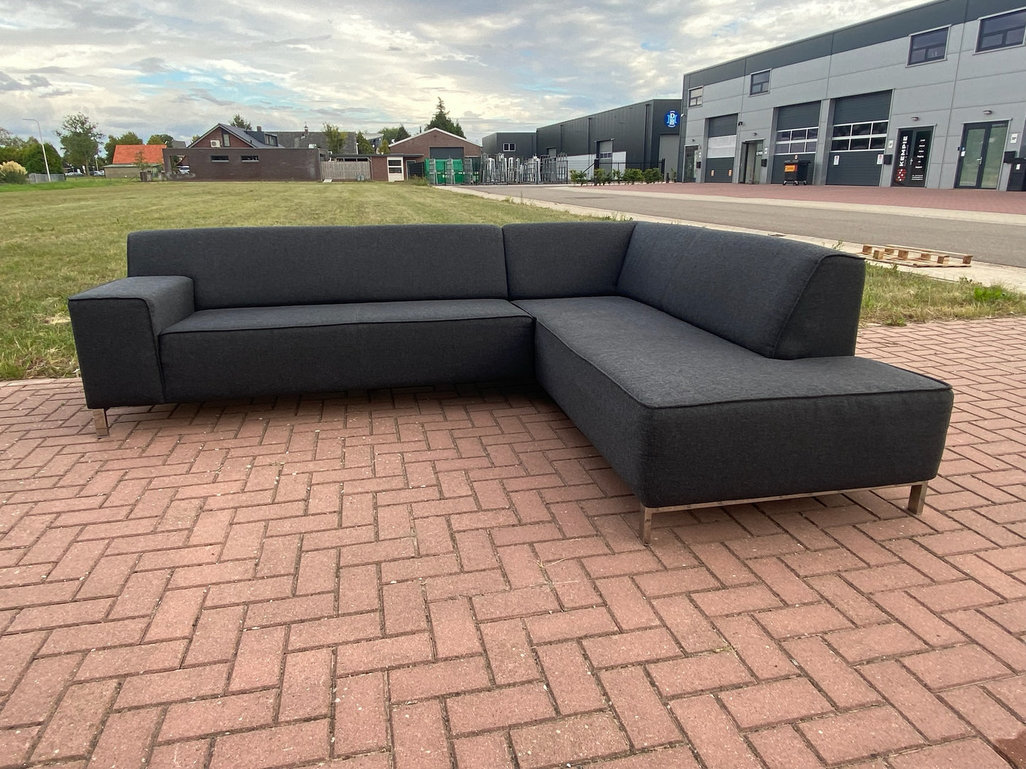 GRATIS LEVERING HEEL BENELUX + DACH Montel Donkergrijs Stoffen Hoekbank