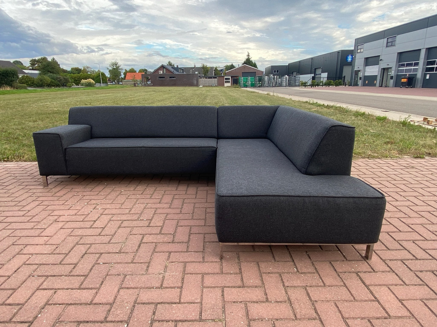 GRATIS LEVERING HEEL BENELUX + DACH Montel Donkergrijs Stoffen Hoekbank