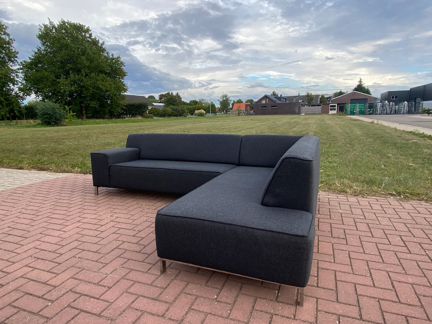 GRATIS LEVERING HEEL BENELUX + DACH Montel Donkergrijs Stoffen Hoekbank