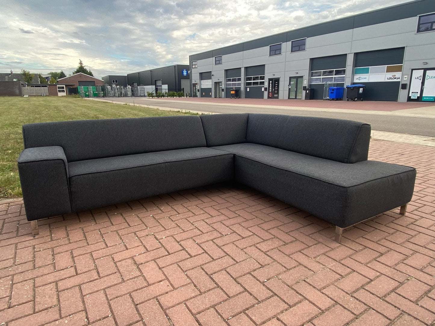 GRATIS LEVERING HEEL BENELUX + DACH Montel Donkergrijs Stoffen Hoekbank