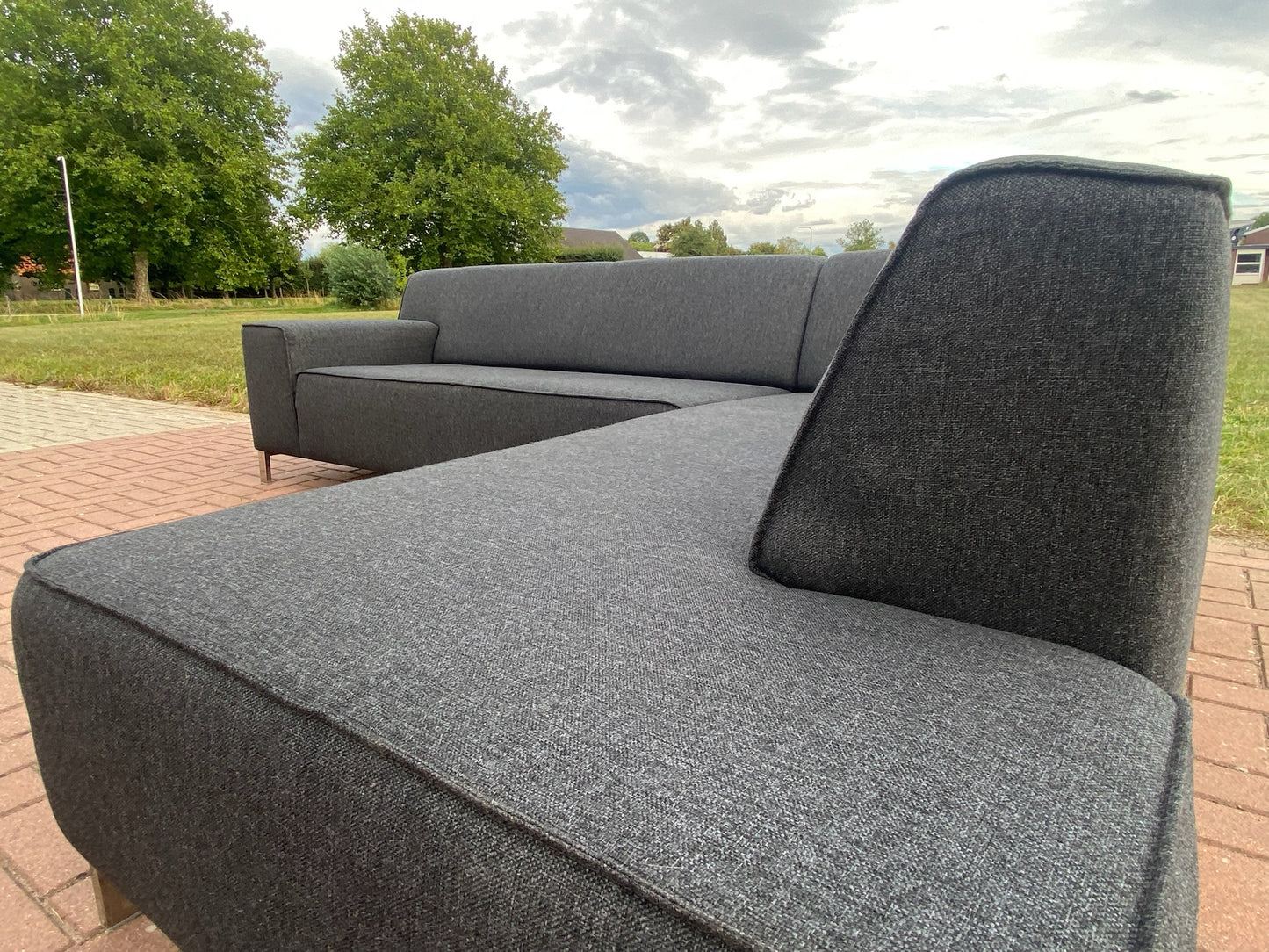 GRATIS LEVERING HEEL BENELUX + DACH Montel Donkergrijs Stoffen Hoekbank