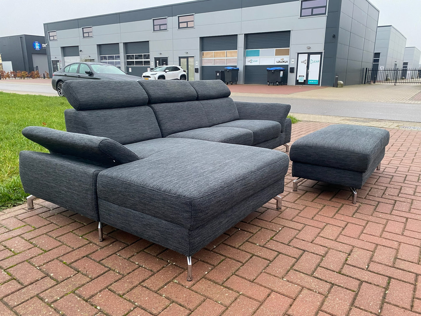 GRATIS LEVERING HEEL BENELUX + DACH Montel Grjs Stoffen Hoekbank + Hocker