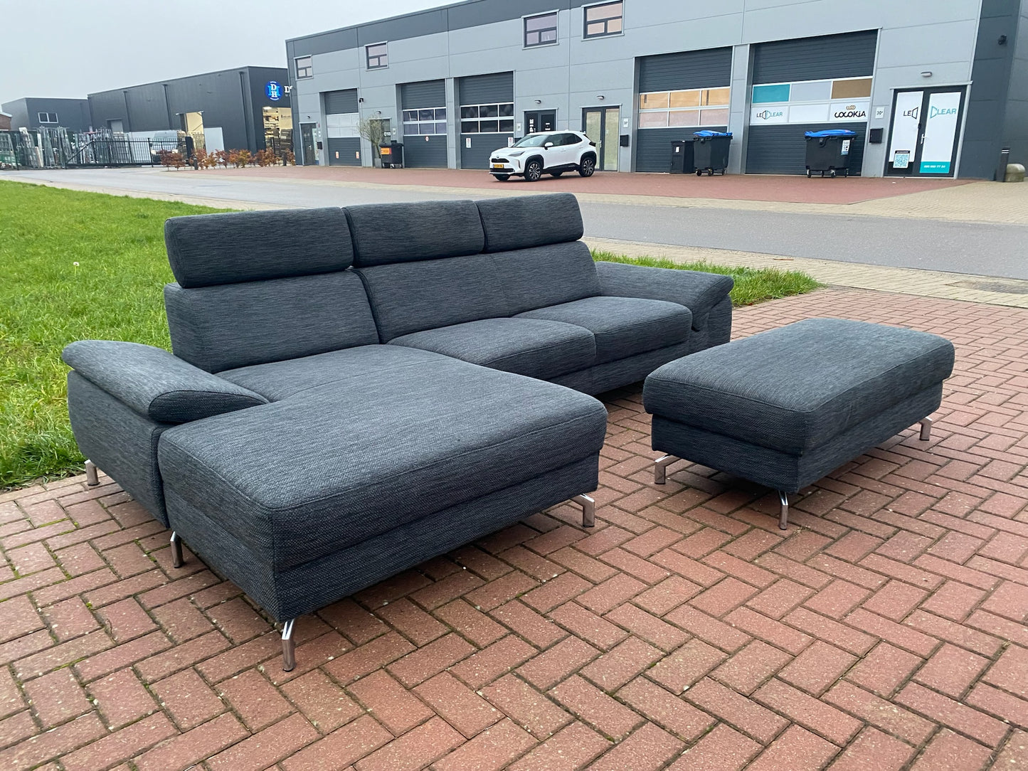 GRATIS LEVERING HEEL BENELUX + DACH Montel Grjs Stoffen Hoekbank + Hocker