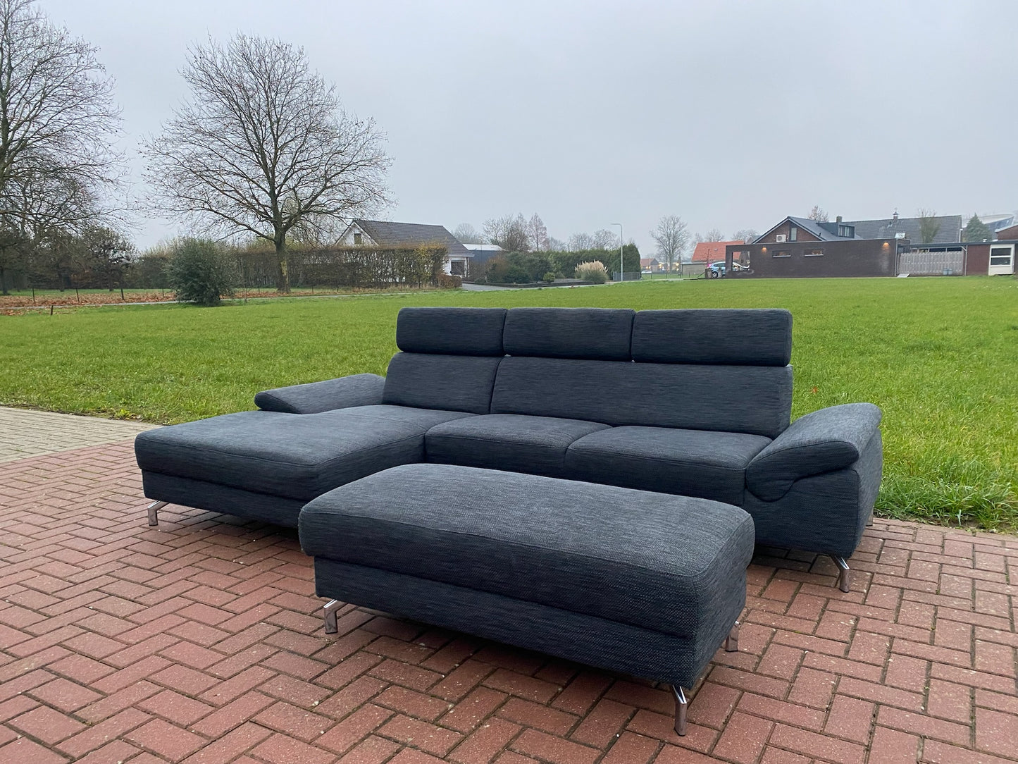 GRATIS LEVERING HEEL BENELUX + DACH Montel Grjs Stoffen Hoekbank + Hocker