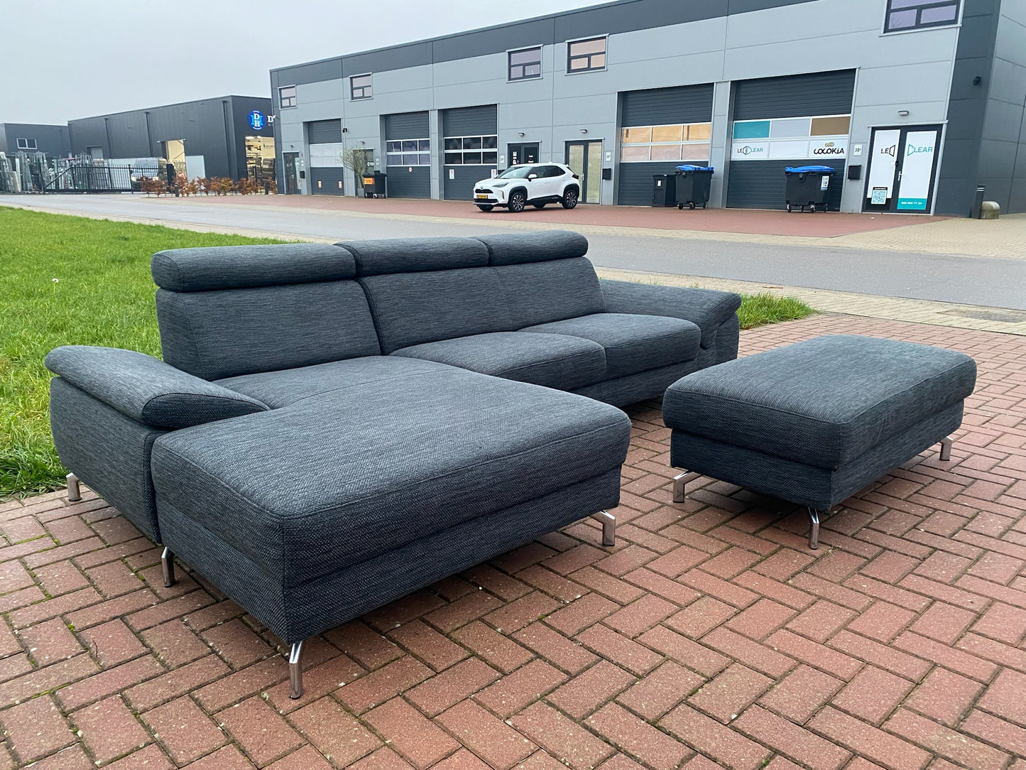 GRATIS LEVERING HEEL BENELUX + DACH Montel Grjs Stoffen Hoekbank + Hocker