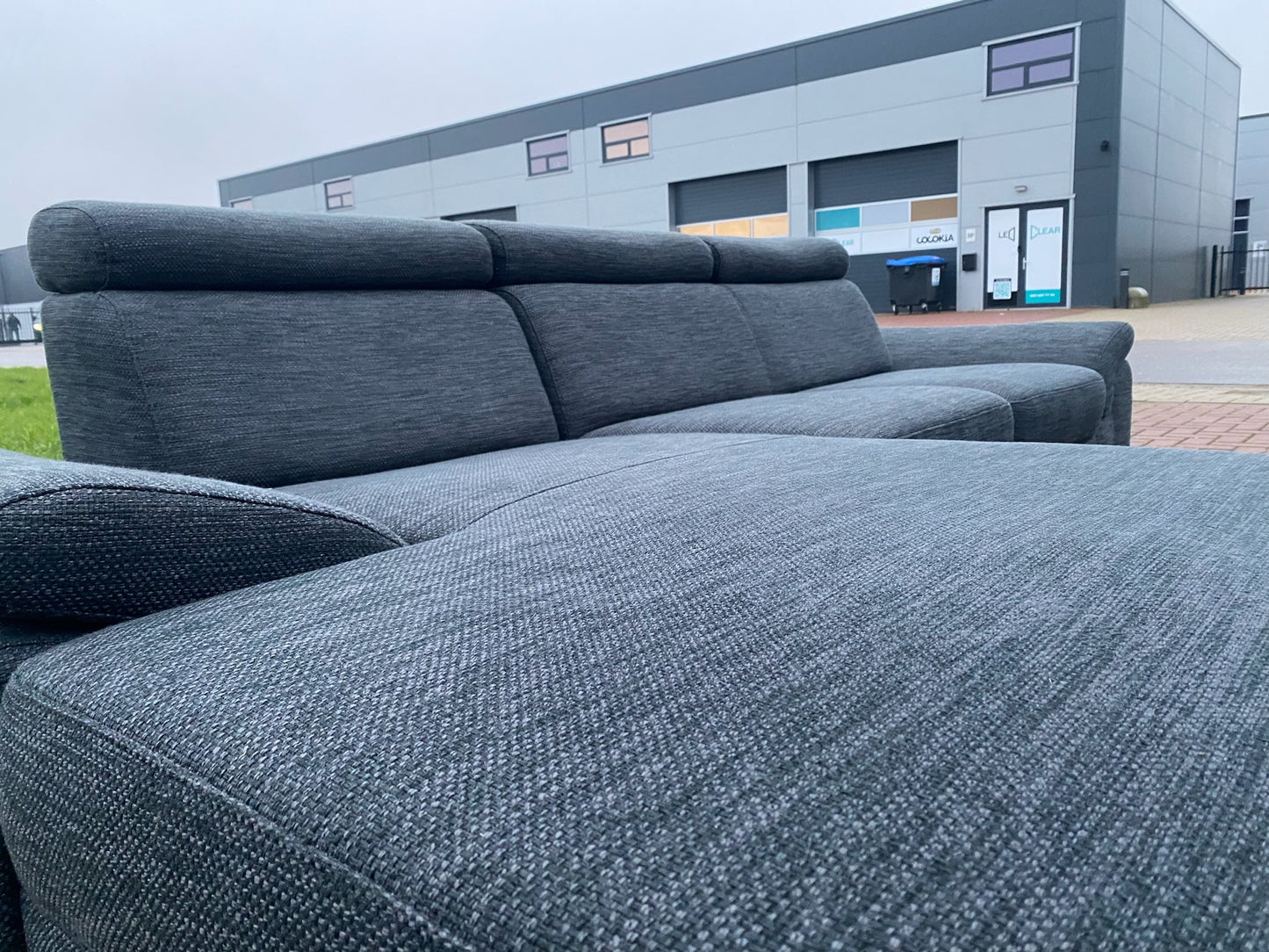 GRATIS LEVERING HEEL BENELUX + DACH Montel Grjs Stoffen Hoekbank + Hocker