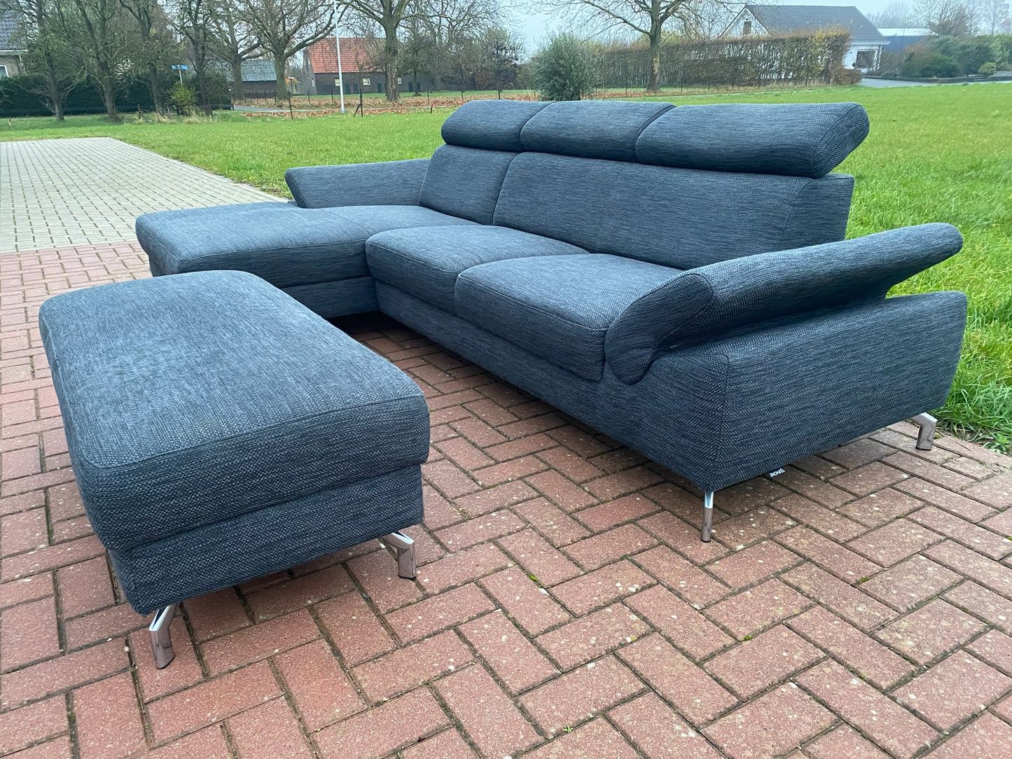 GRATIS LEVERING HEEL BENELUX + DACH Montel Grjs Stoffen Hoekbank + Hocker
