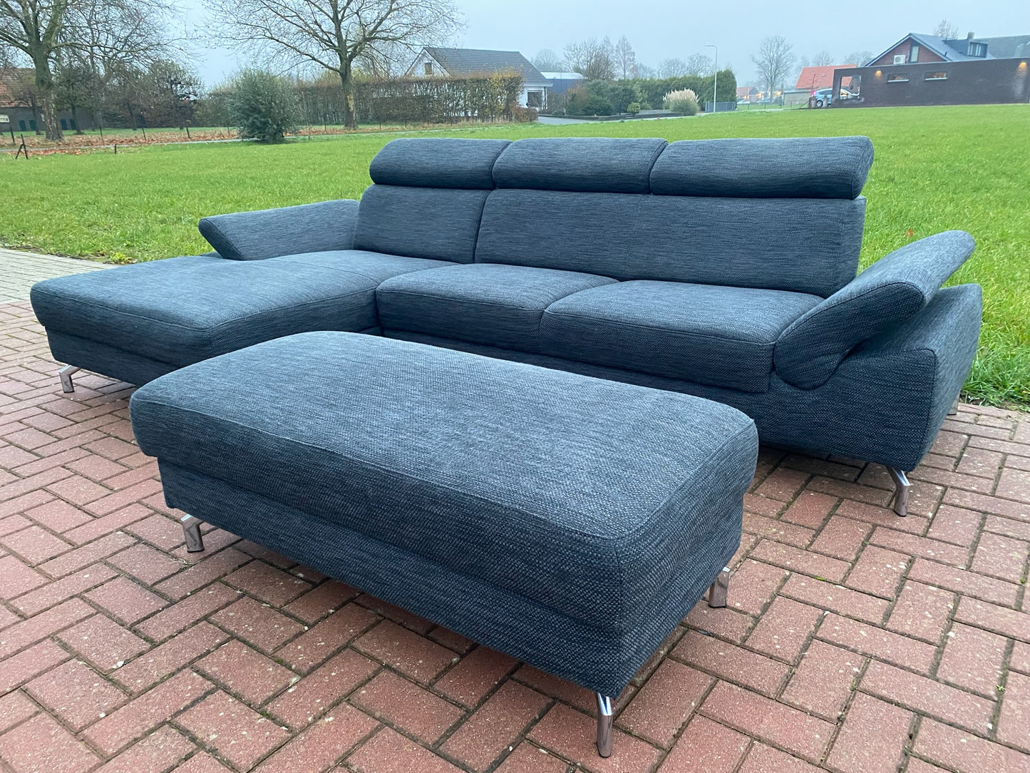 GRATIS LEVERING HEEL BENELUX + DACH Montel Grjs Stoffen Hoekbank + Hocker
