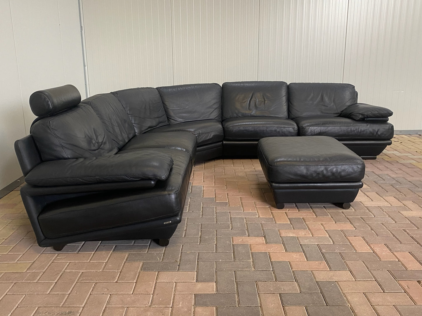 GRATIS LEVERING HEEL BENELUX + DACH Natuzzi Zwart Echt Leer Hoekbank met Hocker