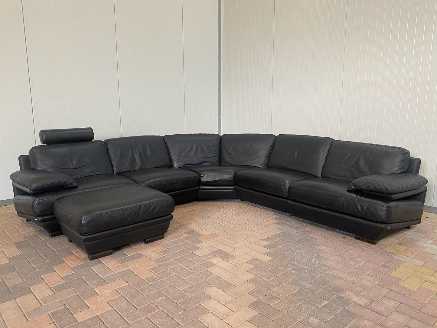 GRATIS LEVERING HEEL BENELUX + DACH Natuzzi Zwart Echt Leer Hoekbank met Hocker