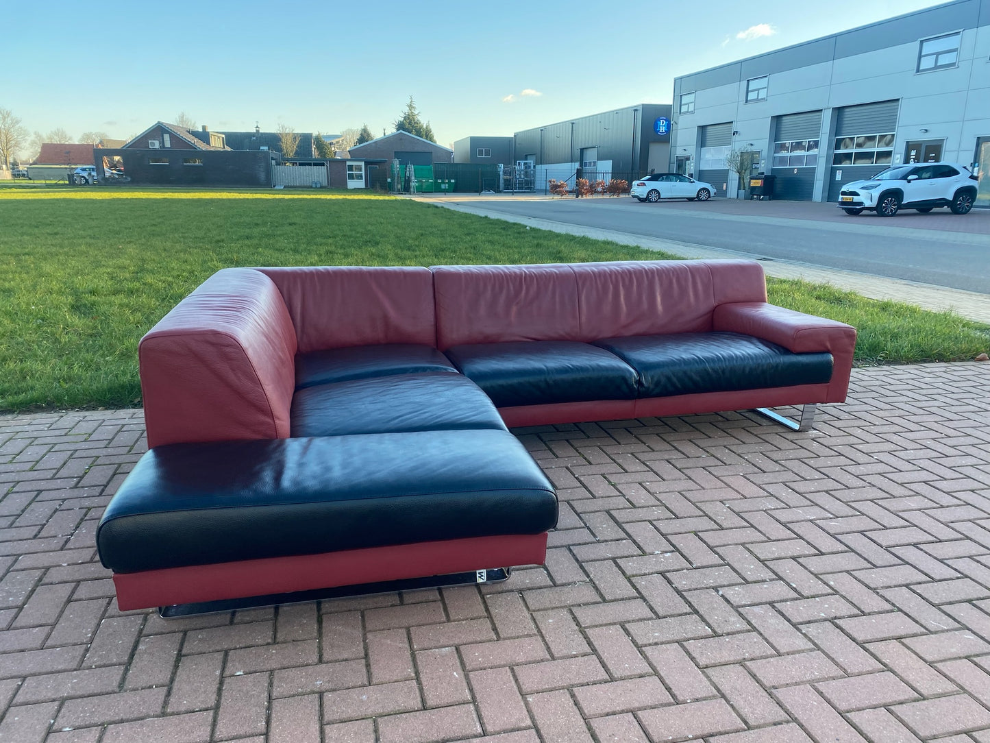 GRATIS LEVERING HEEL BENELUX + DACH Montel Hoekbank Van Echt Leer In Rood En Zwart