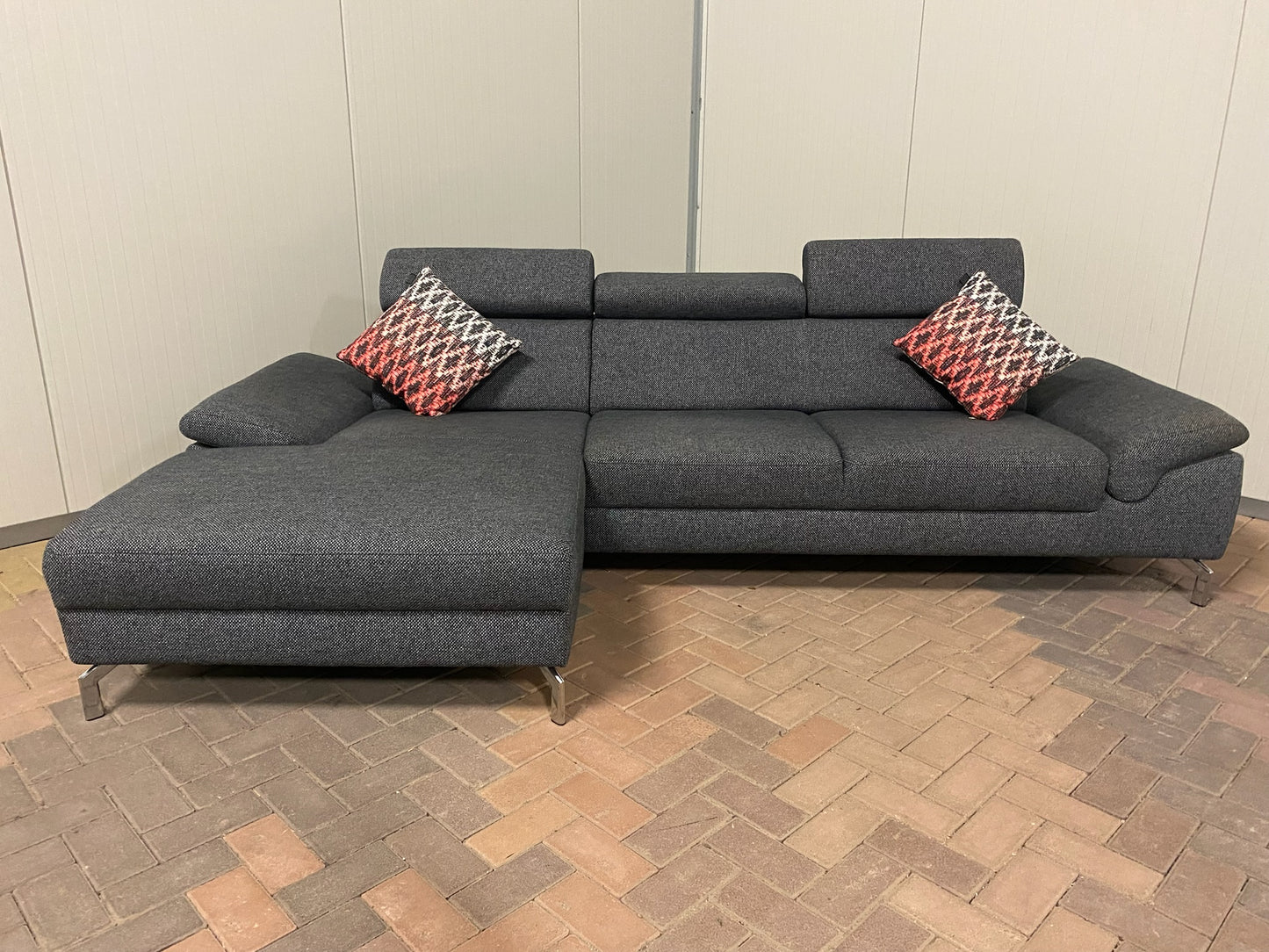 Montel Grijze Stoffen Hoekbank – Verstelbare Hoofd- en Armsteunen – Ruim & Comfortabel – Gratis Levering NL & BE