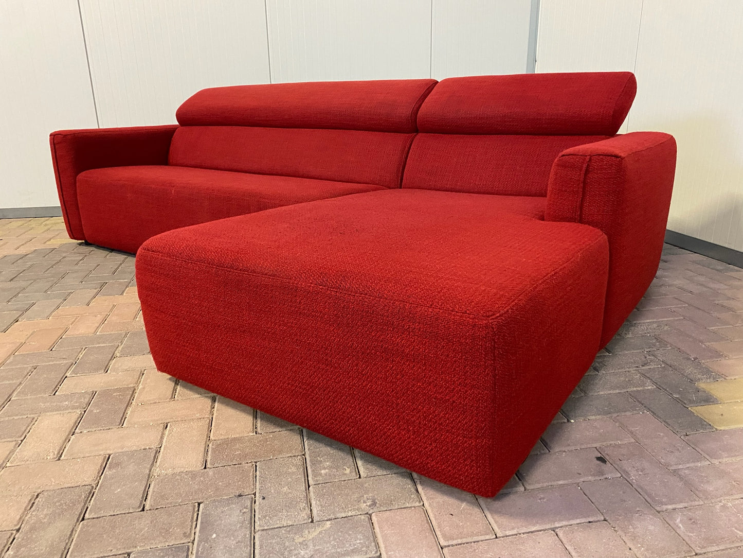 Montel Rode Stoffen Hoekbank – Verstelbare Hoofdsteunen – Ruim Zitcomfort – Gratis Levering NL & BE