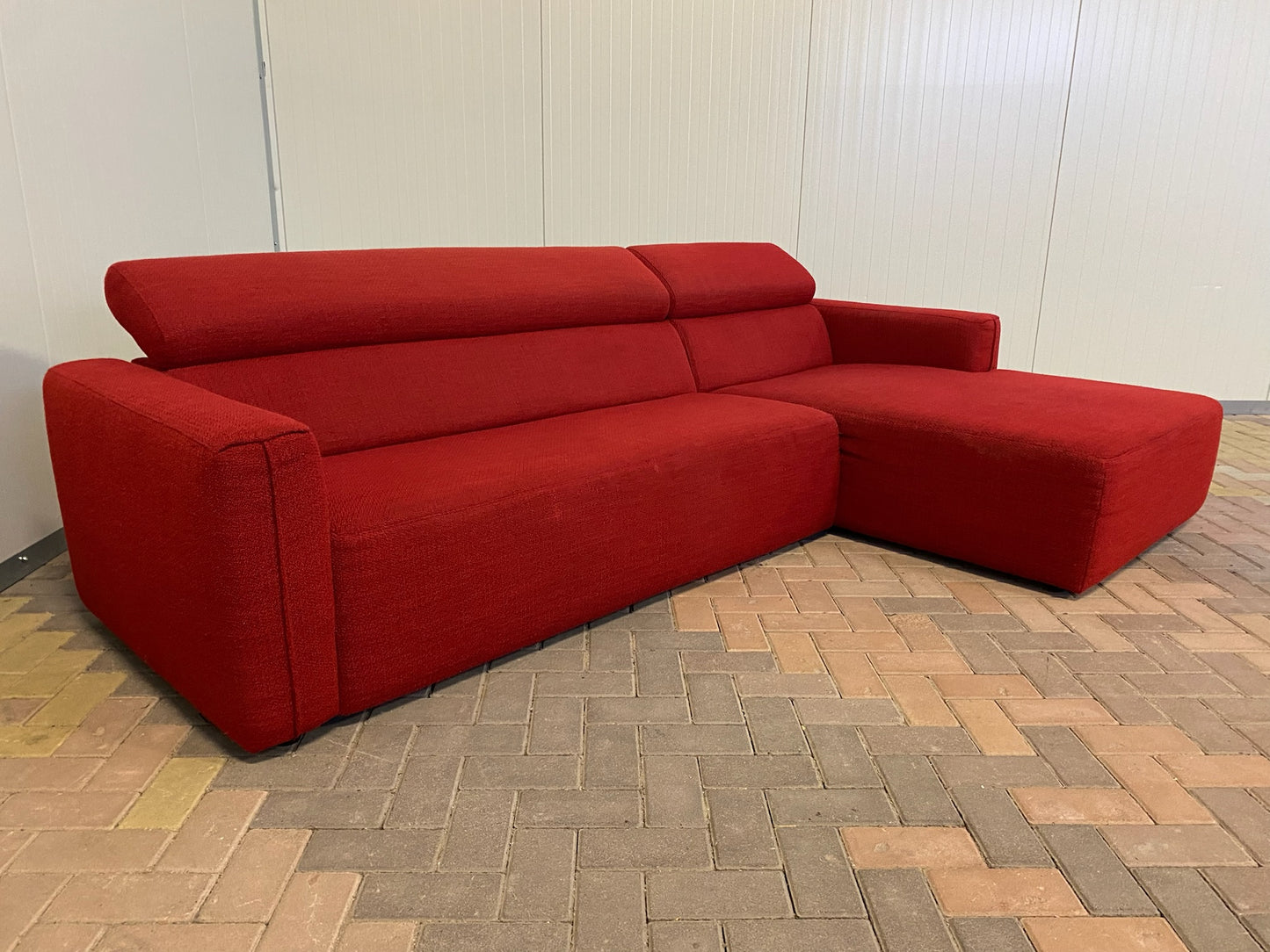 Montel Rode Stoffen Hoekbank – Verstelbare Hoofdsteunen – Ruim Zitcomfort – Gratis Levering NL & BE