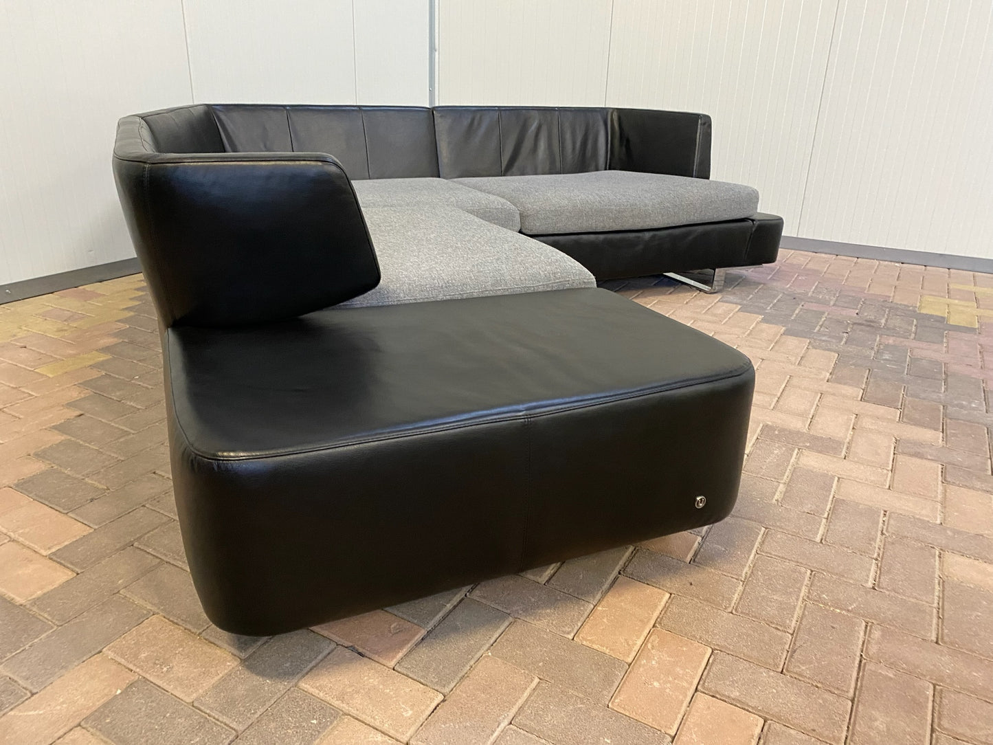 Natuzzi Opus Zwarte Leren Hoekbank – Luxe Comfort – Elegante Moderne Vormgeving – Gratis Levering NL & BE