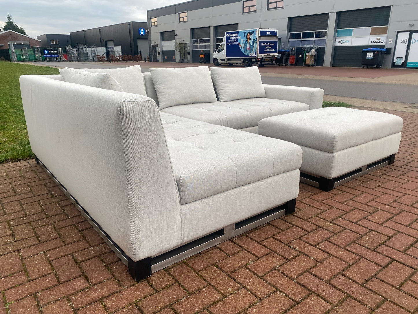 Grijze Stoffen Hoekbank met Hocker–Ruim Lounge Comfort–Gratis Levering