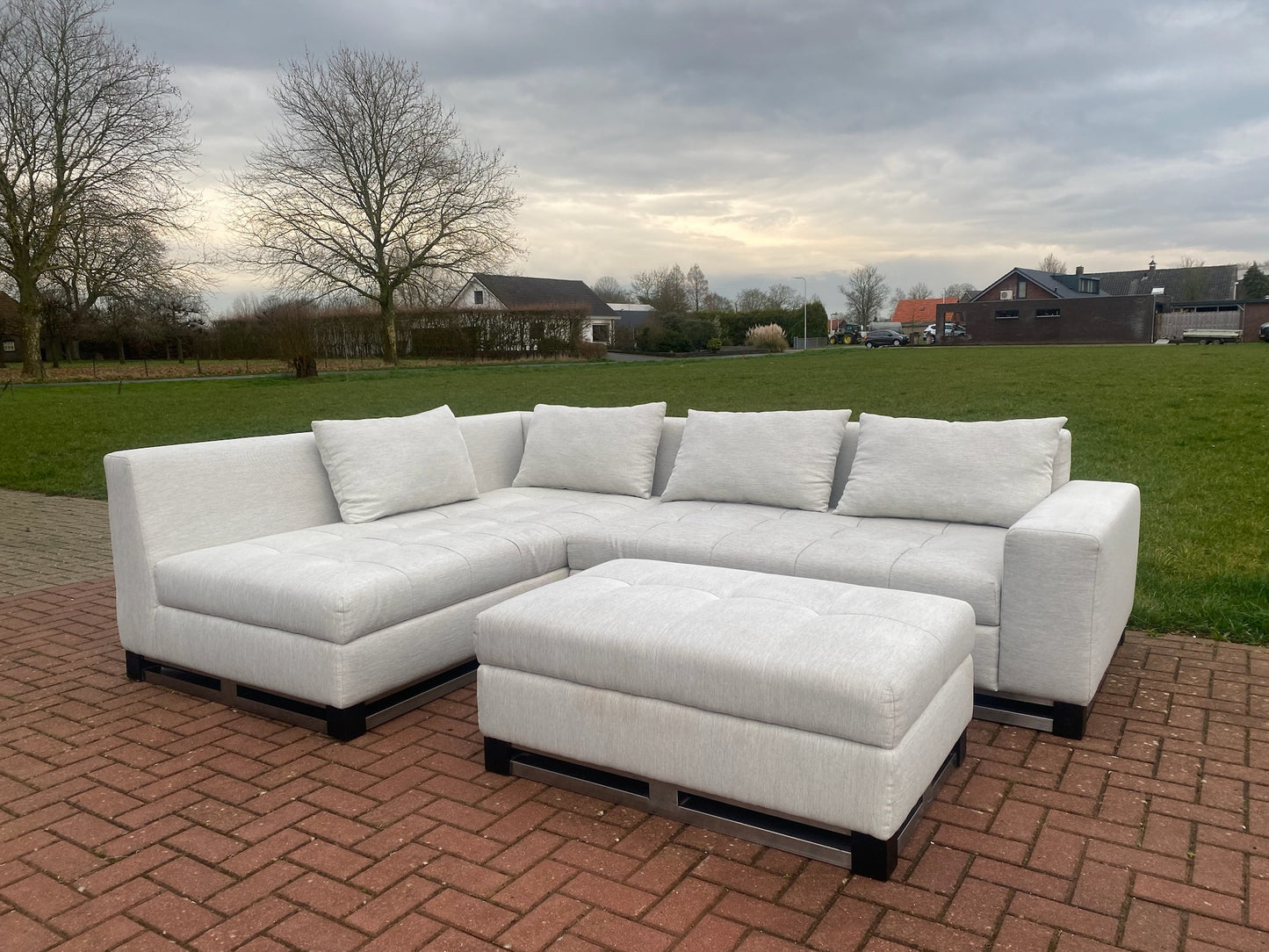 Grijze Stoffen Hoekbank met Hocker–Ruim Lounge Comfort–Gratis Levering