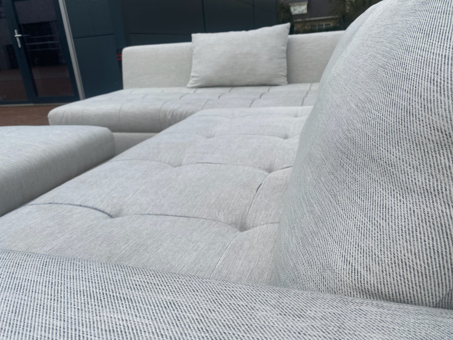 Grijze Stoffen Hoekbank met Hocker–Ruim Lounge Comfort–Gratis Levering