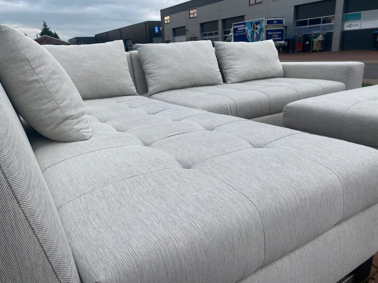 Grijze Stoffen Hoekbank met Hocker–Ruim Lounge Comfort–Gratis Levering