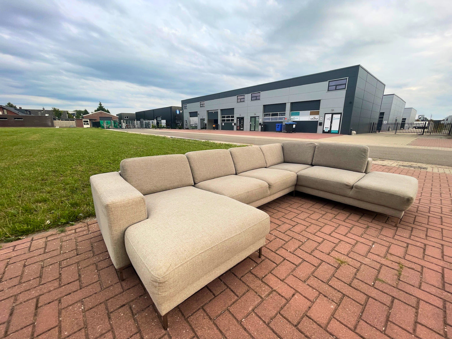 GRATIS LEVERING HEEL BENELUX + DACH Montel U-vormige Stoffen Hoekbank met brede Zitting